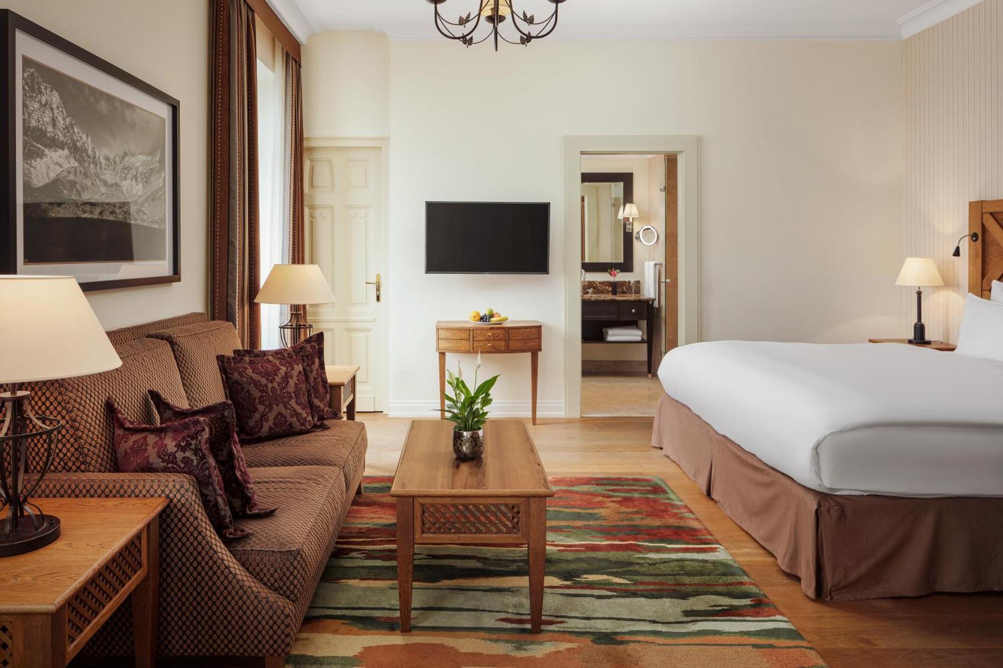 그랜드 호텔 켐핀스키 하이크 타트라스 Štrbské Pleso 외부 사진 A suite at the hotel