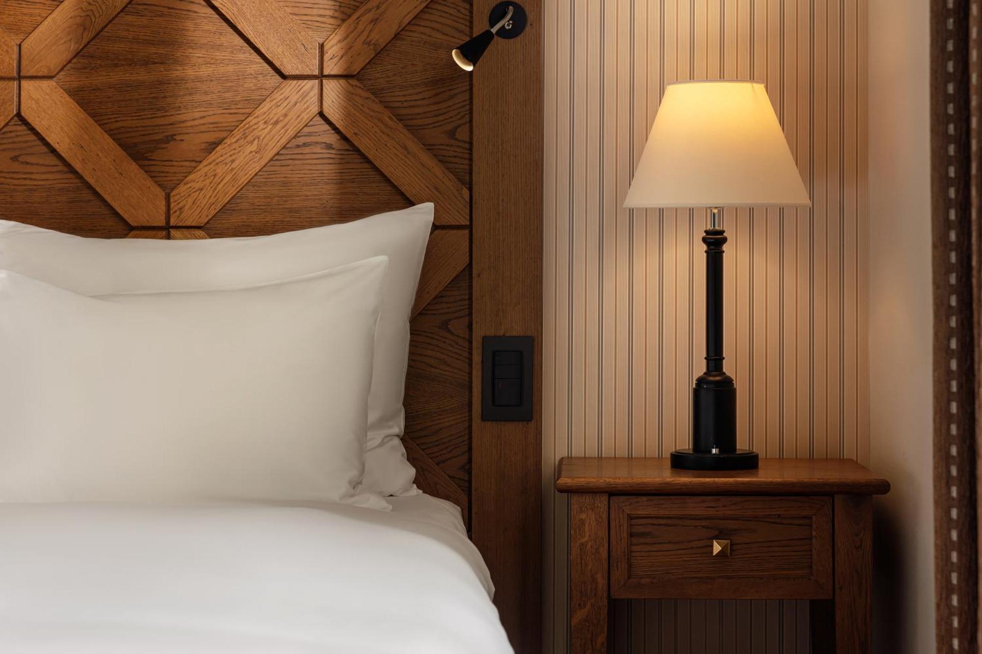 그랜드 호텔 켐핀스키 하이크 타트라스 Štrbské Pleso 외부 사진 A bedside table