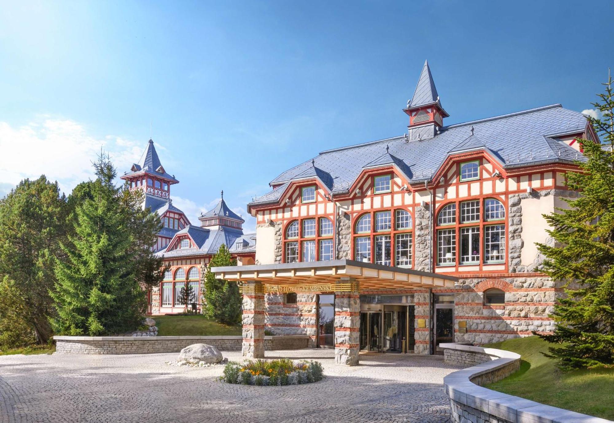 그랜드 호텔 켐핀스키 하이크 타트라스 Štrbské Pleso 외부 사진 The main entrance of the hotel